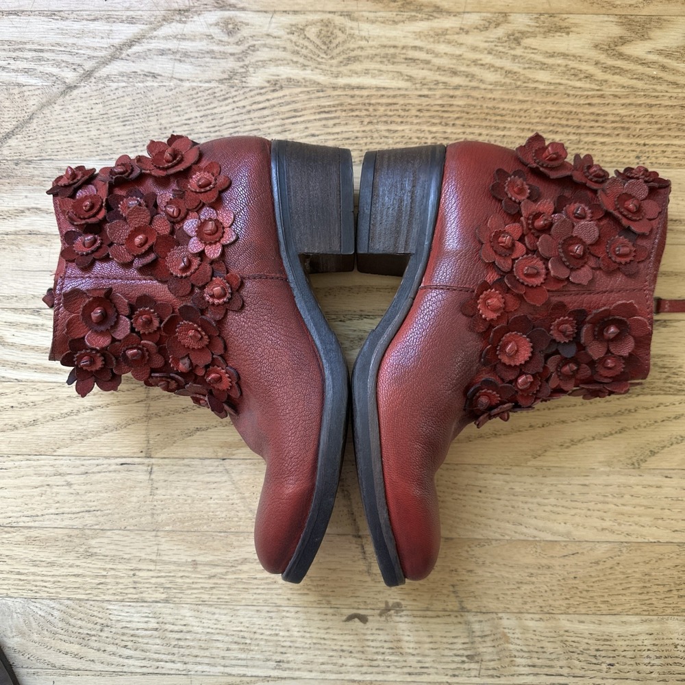 Anthropologie Sheridan Mia Spago Flower Boots 40, 9-9.5 Boho Red Artsy Festival